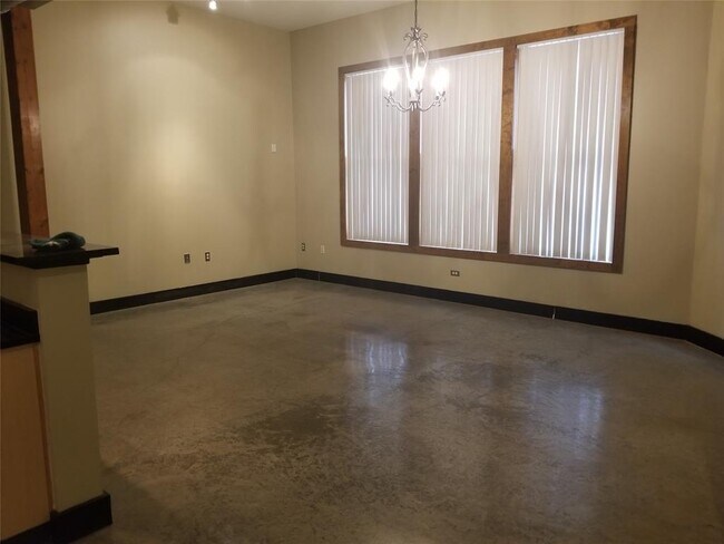 Building Photo - 2502 Live Oak St