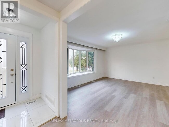 Building Photo - 575 Third Line