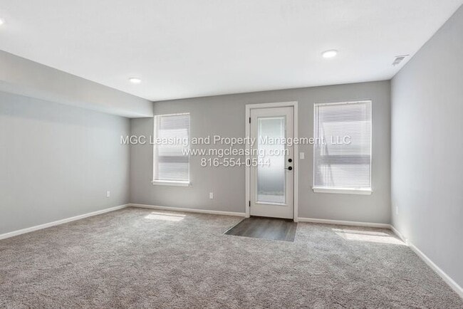 Foto del edificio - Elegance with Full Basement - North of the...