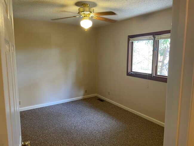 Dormitorio principal: 4,27 m x 3,35 m con ventilador de techo. - 6709 Langston Dr
