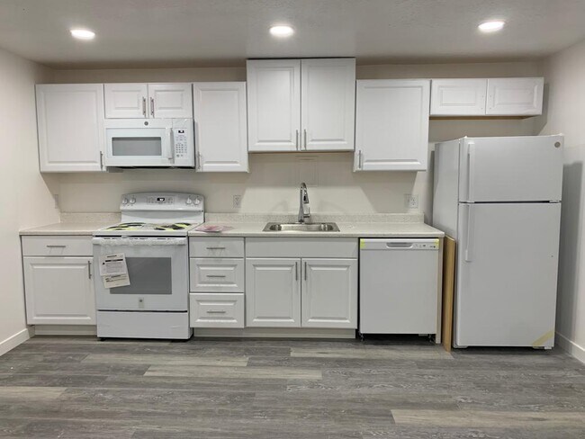 Building Photo - 1460 3920 W