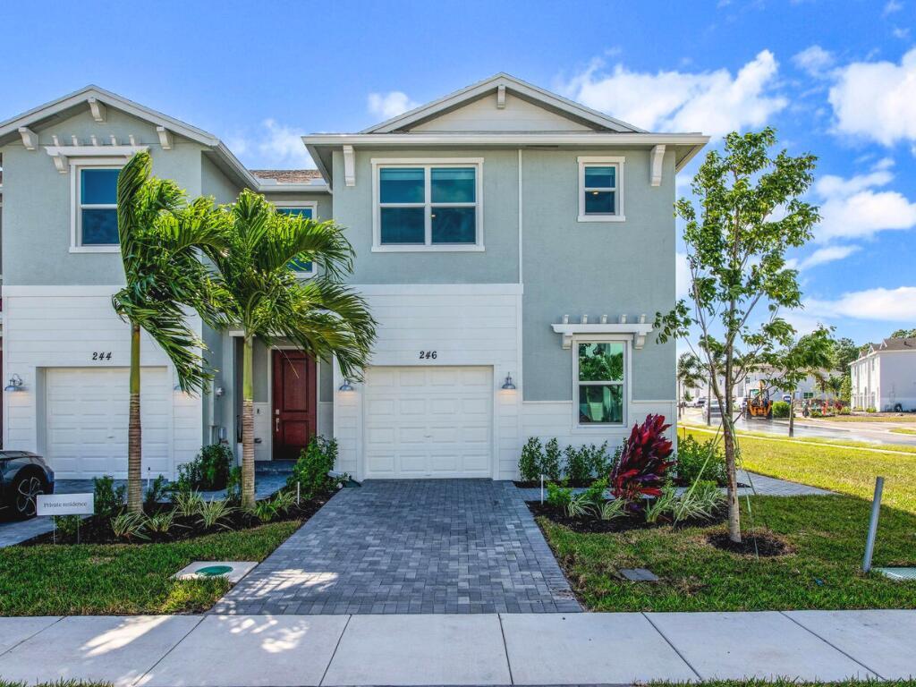 Foto principal - 246 SE Woodbark St