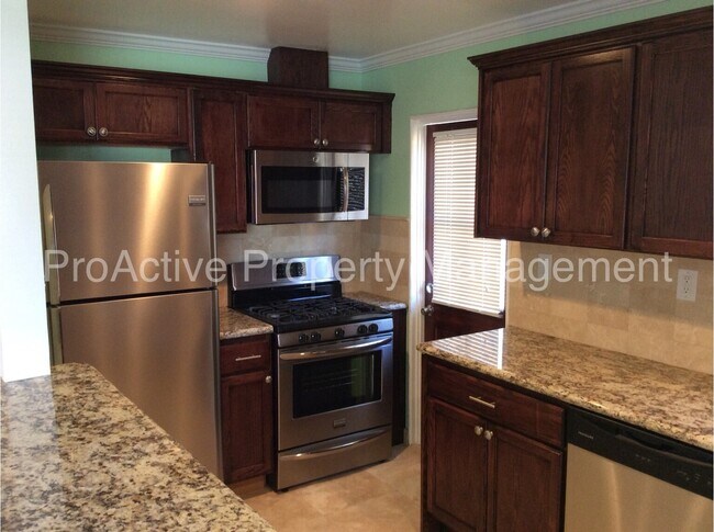 Foto del edificio - Stunning 3-Bedroom Burbank Home with Office & Entertainer’s Backyard