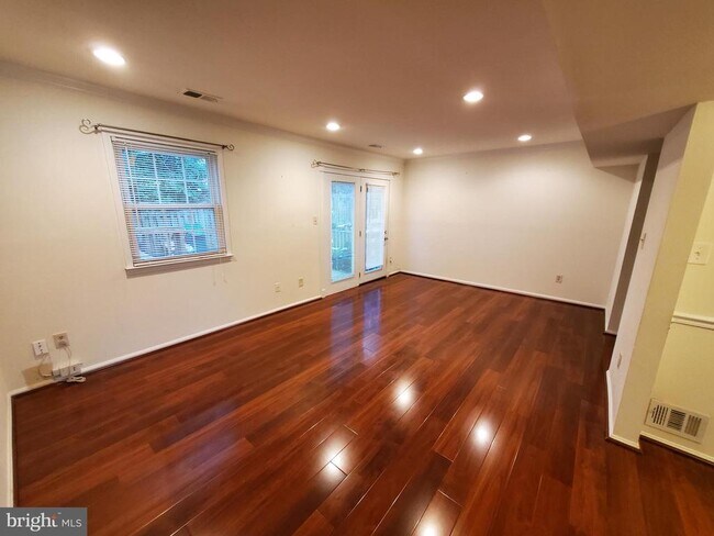 Building Photo - 2077 Pilgrim Dr