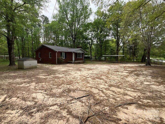 Foto del edificio - 4445 Jack Brown Rd