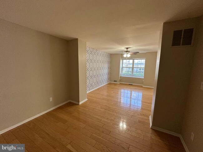 Foto del edificio - 6104 Coventry Way