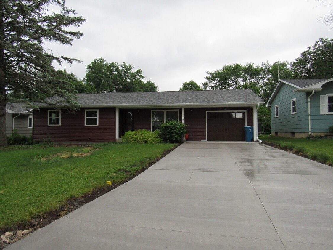 1222 Hospital Dr, De Witt, IA 52742 House Rental in De Witt, IA