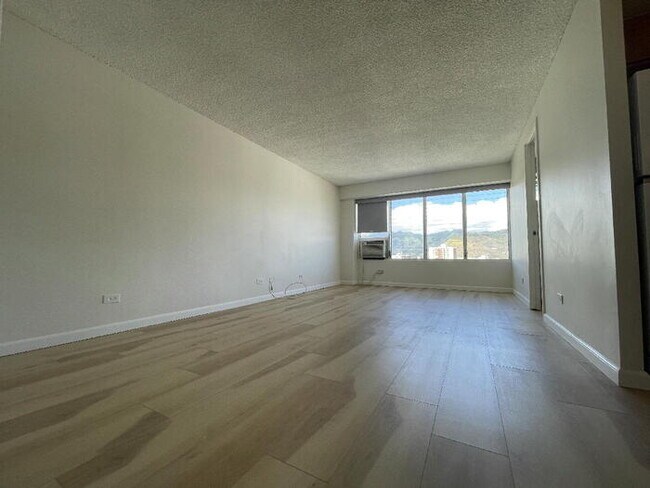 Foto del edificio - To register for the showing time below, no...