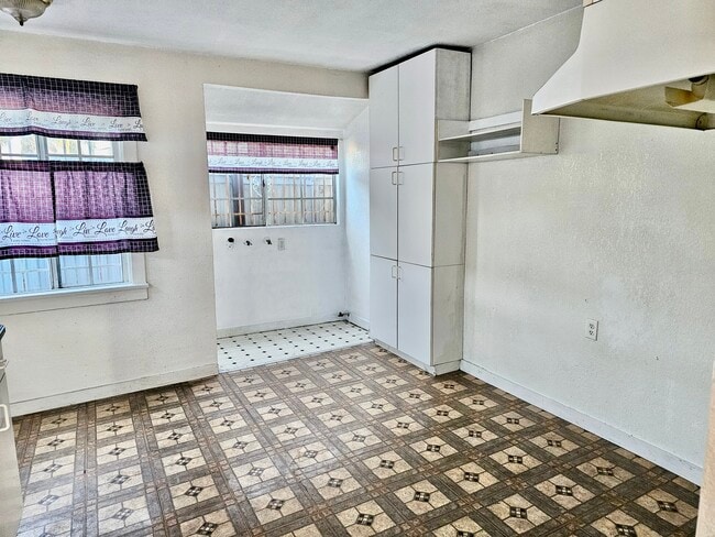 Building Photo - 1007 W 74th St