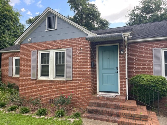 Photo - Beautiful 3 bedroom home with large backyard