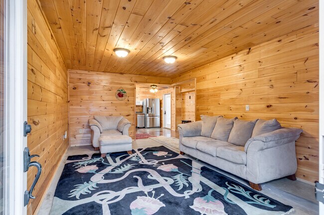 Building Photo - 3520 Southwood Dr