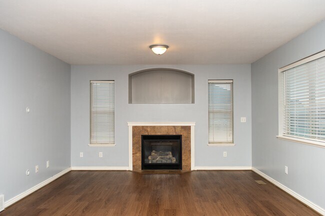 Building Photo - 564 800 E