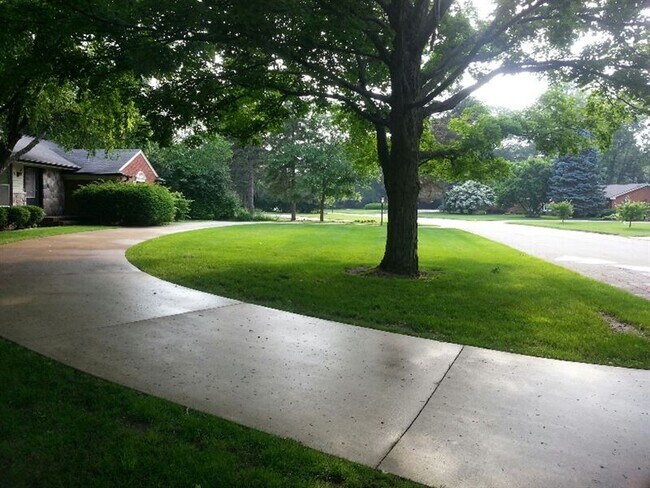 Building Photo - 3 br, 2.5 bath House - Westchester Propert...