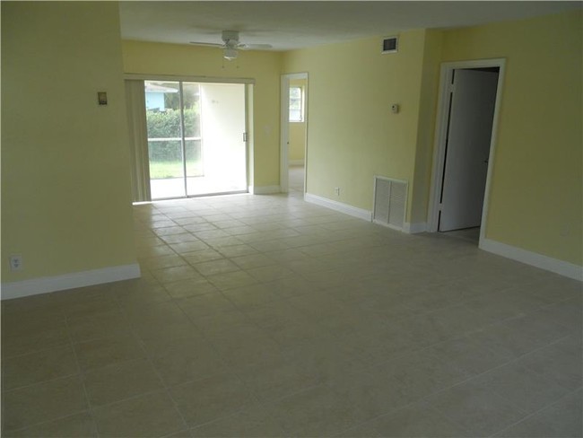 Building Photo - 7140 SW 5th Ct