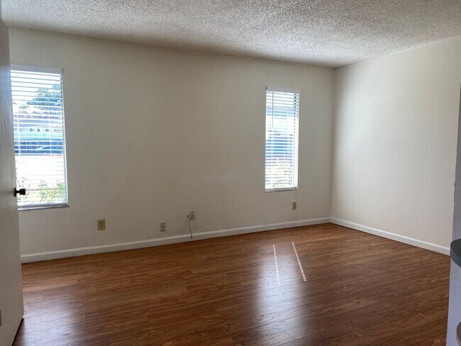 Building Photo - BEAUTIFULLY UPDATED - IN UNIT LAUNDRY - CL...