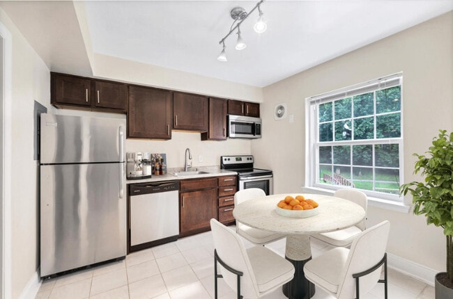 Building Photo - Woodside Place