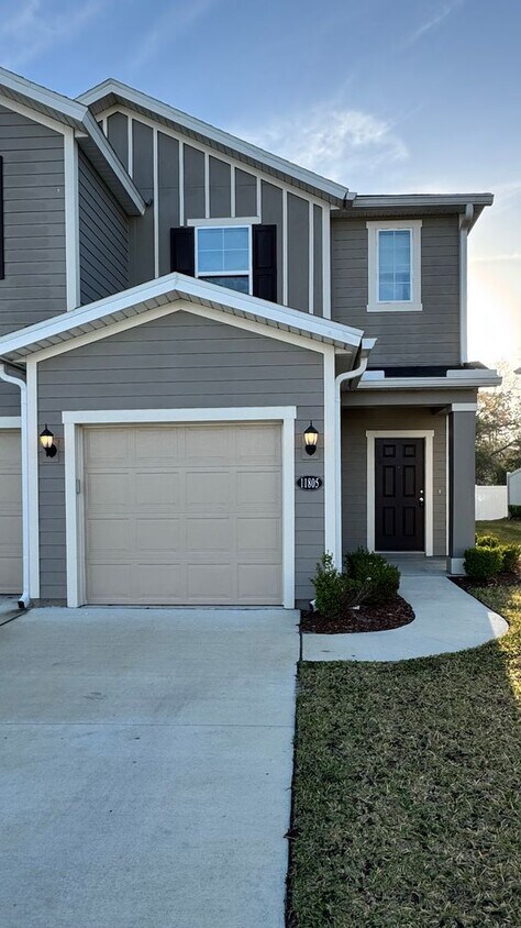 Foto principal - End Unit Greenland Chase Townhome Availabl...