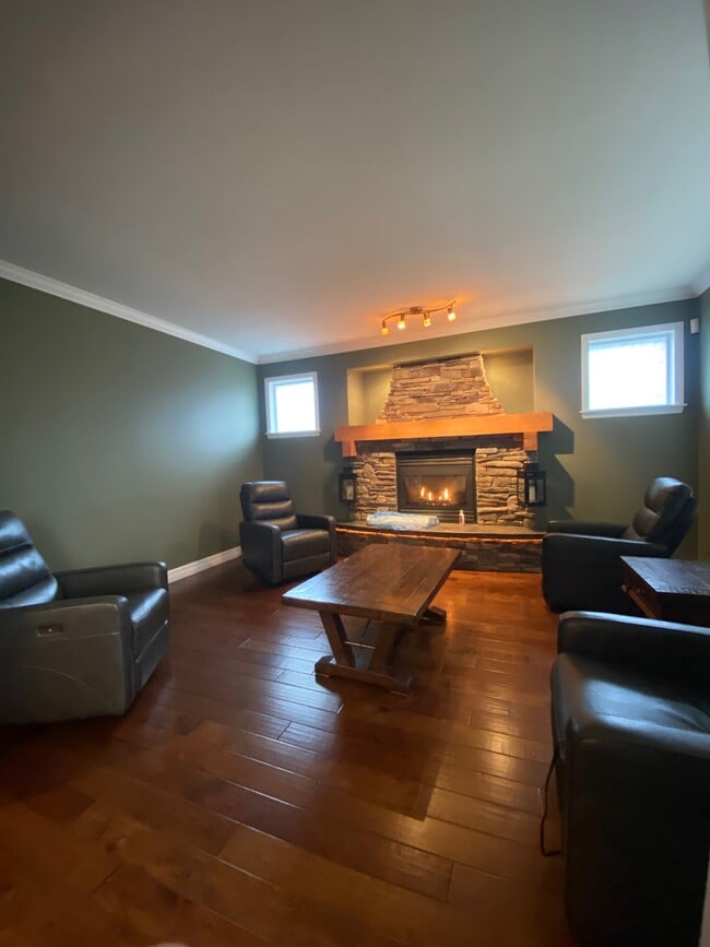 Building Photo - 10183 Young Rd N