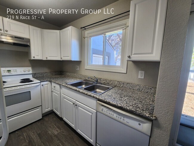 Foto del edificio - Great deal on this spacious 3 bedroom, 2.5...