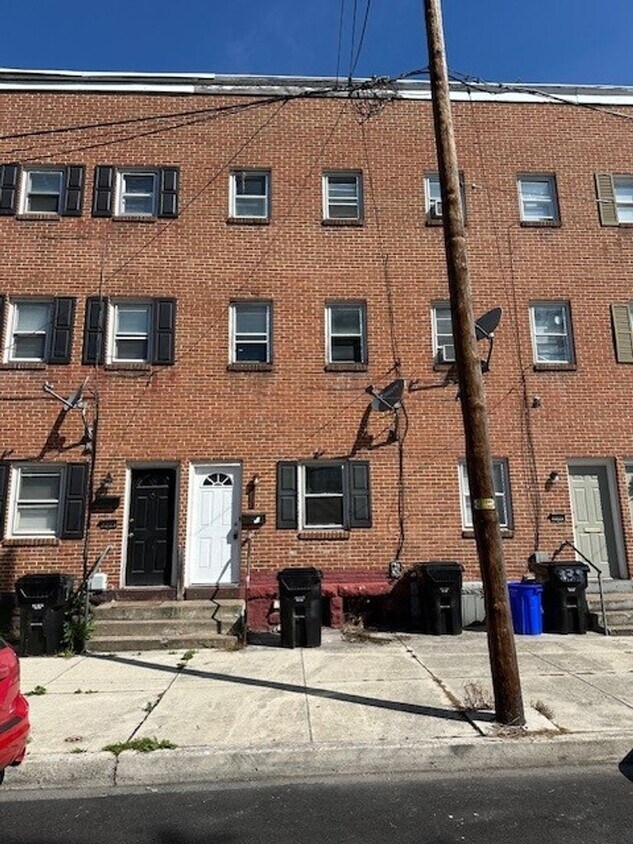 Primary Photo - 4 Bedroom 1 Bathroom Row Home 3 Stories Lo...