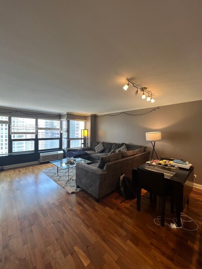 Foto del edificio - 30 E Huron St