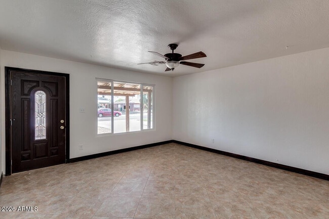 Building Photo - 1320 W 6th St