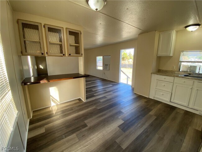 Building Photo - 7877 Suncoast Dr