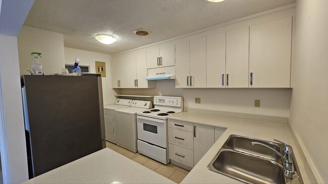 Building Photo - 849 Westview Crescent