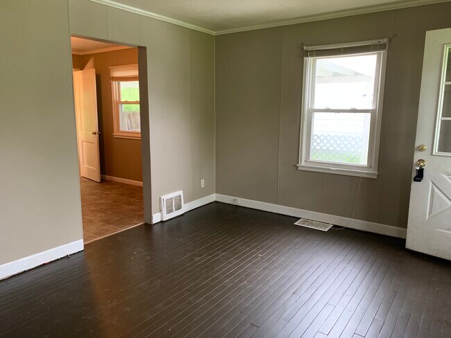 Building Photo - 1025 W Crestwood Dr