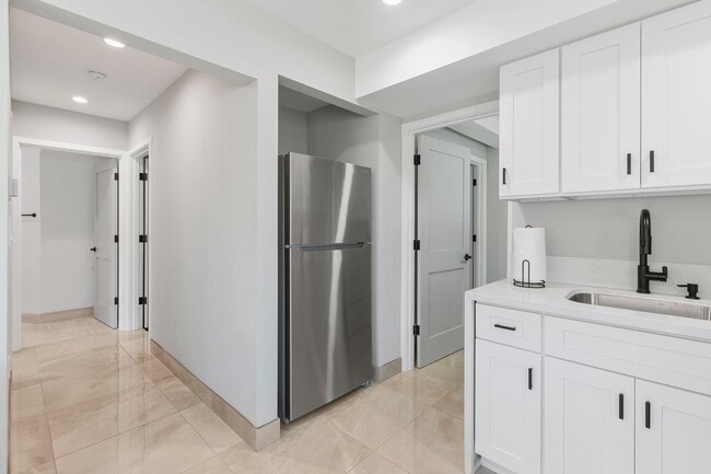 Pasillo al dormitorio y puerta a la lavadora y secadora en la unidad. - 6038 W 75th St