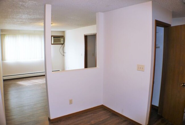 Building Photo - $1,195 | 3 Bedroom, 1 Bathroom Apartment |...