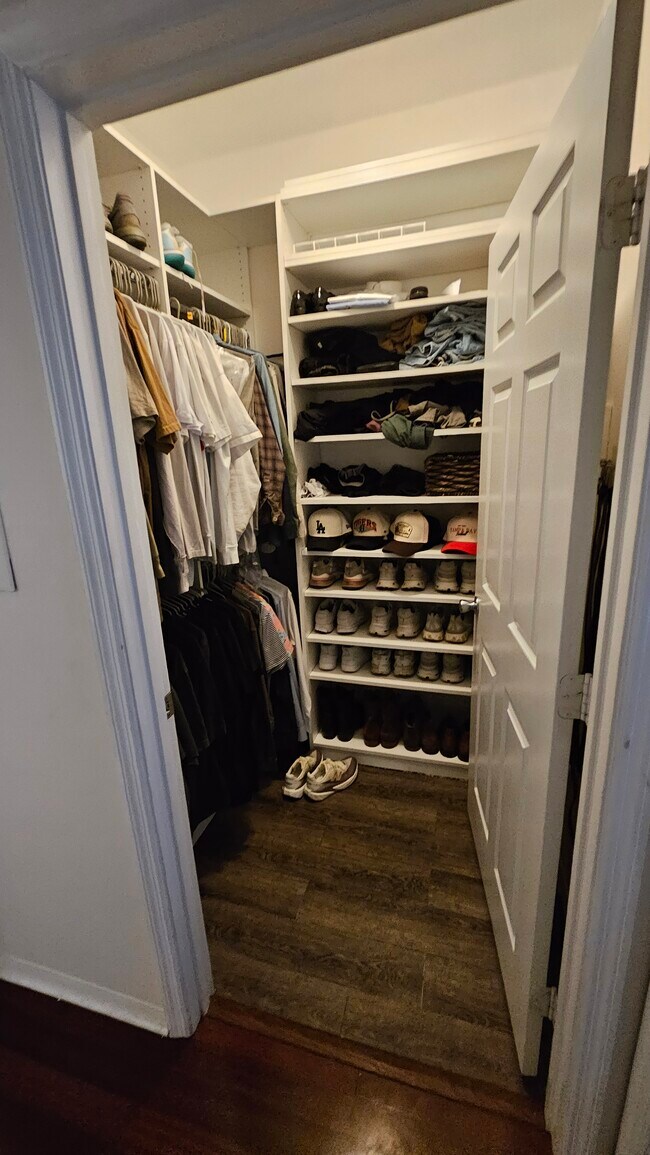 Building Photo - 501 Knights Run Ave