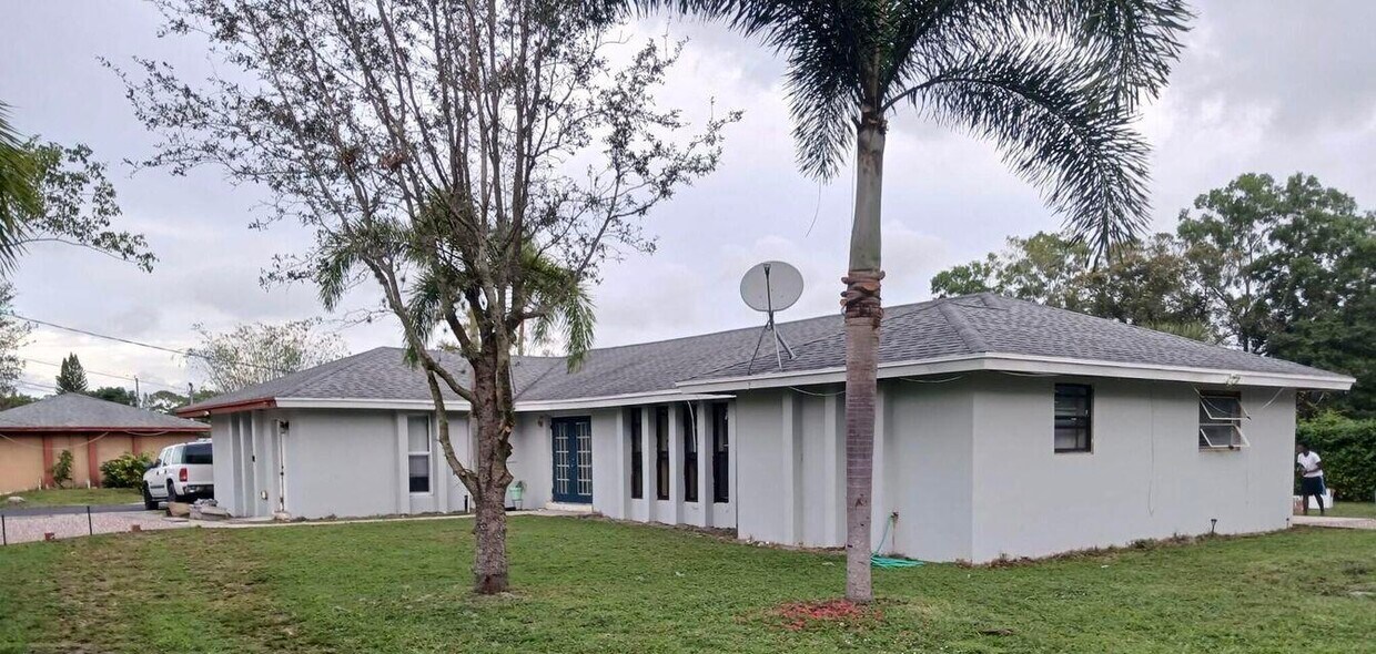 Foto principal - 1430 N Stacy St