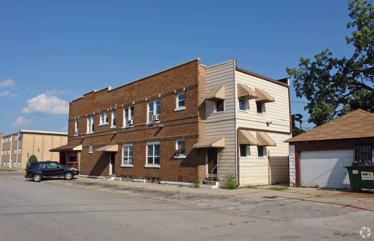 Building Photo - 6021 S Archer Rd