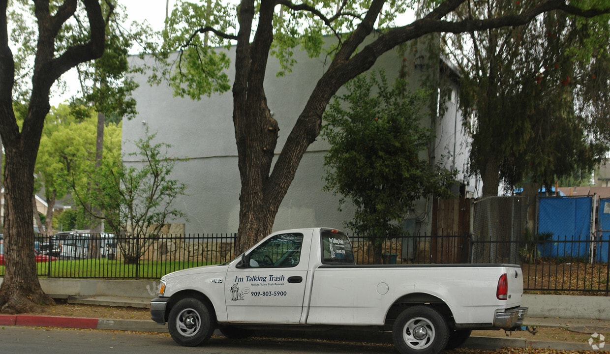 Building Photo - 682 Lincoln Ave