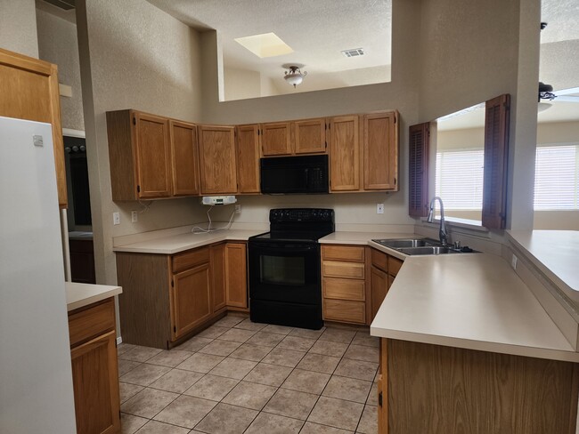 Building Photo - 2262 La Paloma Dr