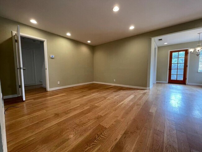 Building Photo - 55 Tulip Ln