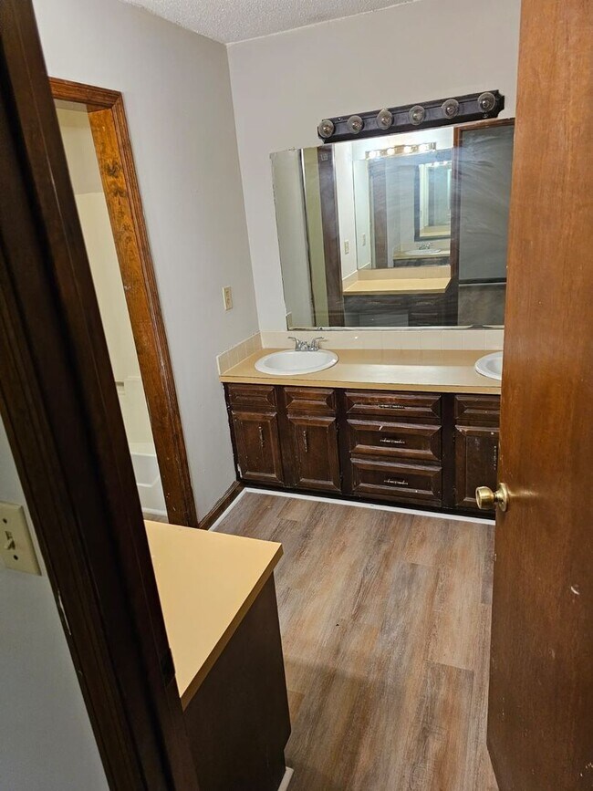 Foto del edificio - ****1/2 off first full of month of rent ****