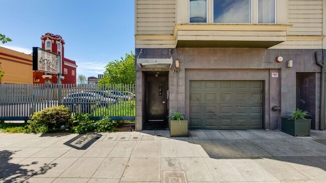 Building Photo - 275 9th St