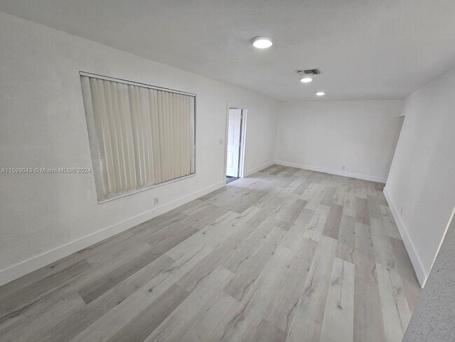 Foto del edificio - 215 SW 19th Ave