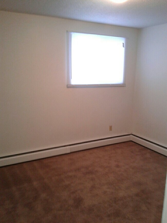 Photo du bâtiment - 0 Bed 0 Bath Unit in Red Deer, AB
