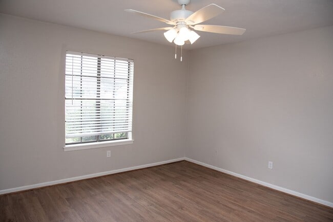 Building Photo - 812 San Saba Dr