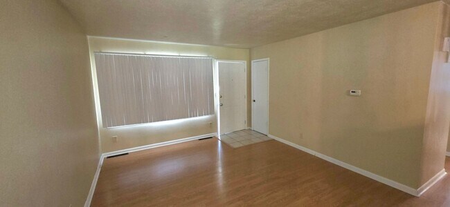 Foto del edificio - 3 BR 2 BA 2 Living Areas! Glendale Schools!  $1295