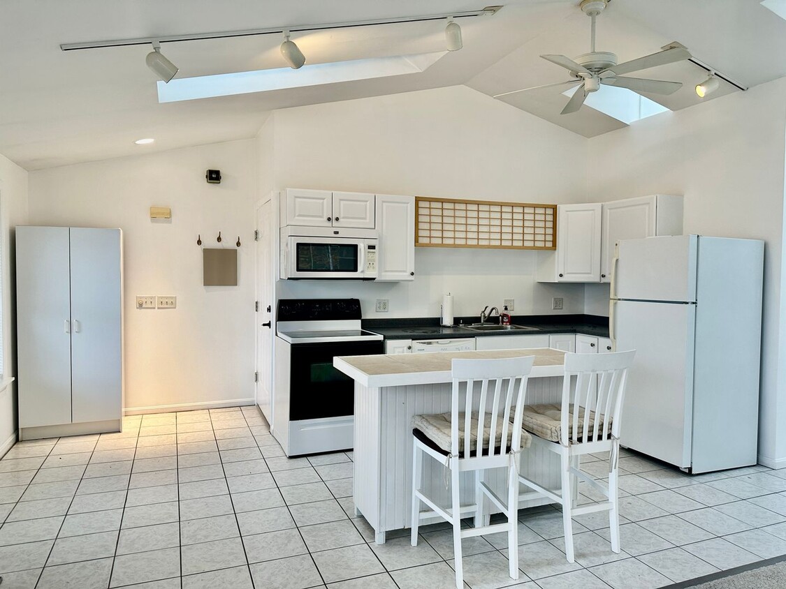 Primary Photo - Sunny Updated One Bedroom