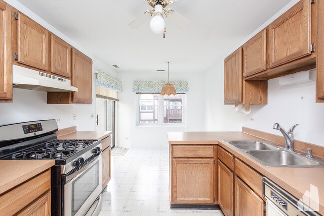 Building Photo - 2630 Northampton Dr