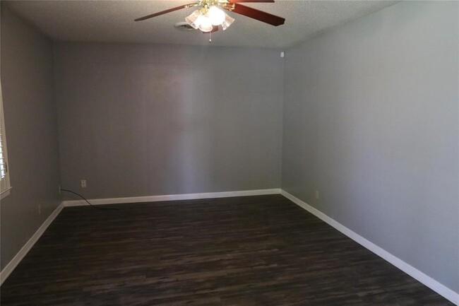 Building Photo - 511 Temple Dr