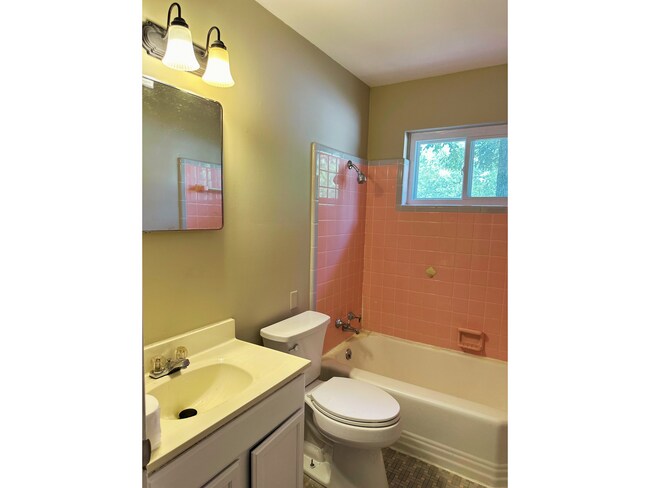 Baño con bañera/ducha combinada - 4212 N Locust St