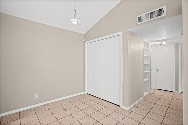 Building Photo - 1601 Faro Dr
