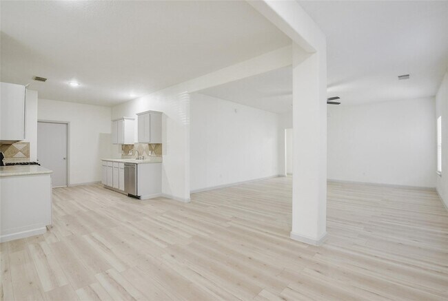 Foto del edificio - 6627 Stonecross Creek Ln