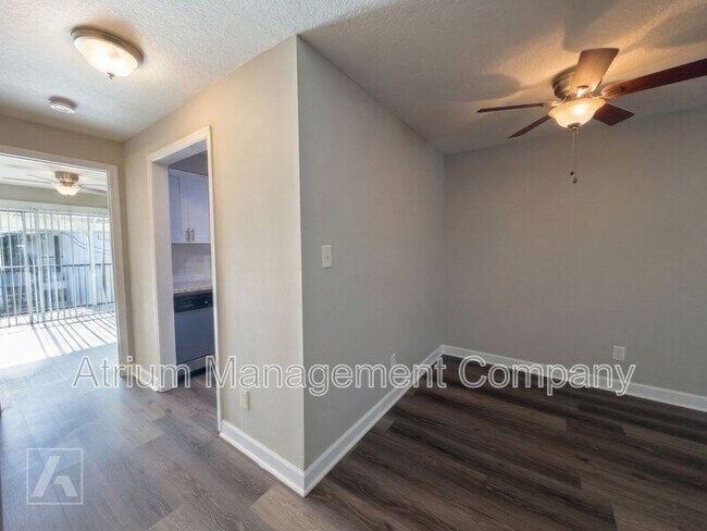 Building Photo - 3325 N Westmoreland Dr